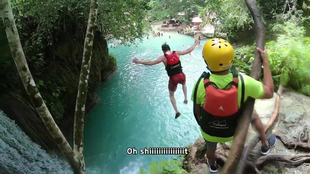 Прыжки с 15 метров с водопада Kawasan Falls Филиппины - самые страшные аттракционы мира